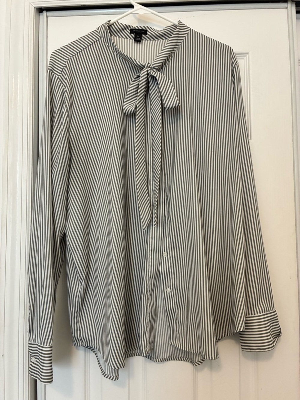 Banana Republic-XXL Women’s Black & White Striped Tie-Neck Blouse